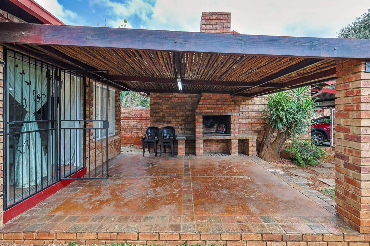 Charming 2 Bedroom Townhouse in Secure Complex – Ideal for Homeowners & Investors Alike - Photo 5