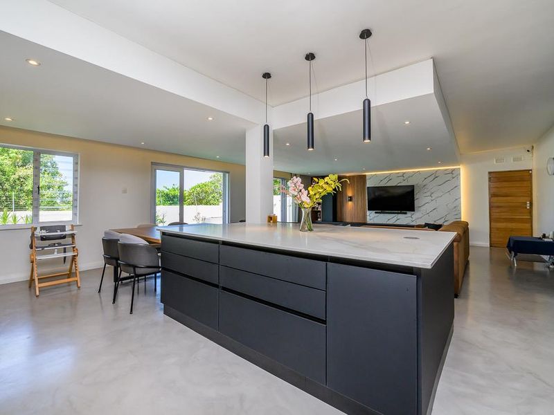 Hendra - Stylishly Renovated Townhouse with Sea Views in Prime La Lucia Location - Photo 6