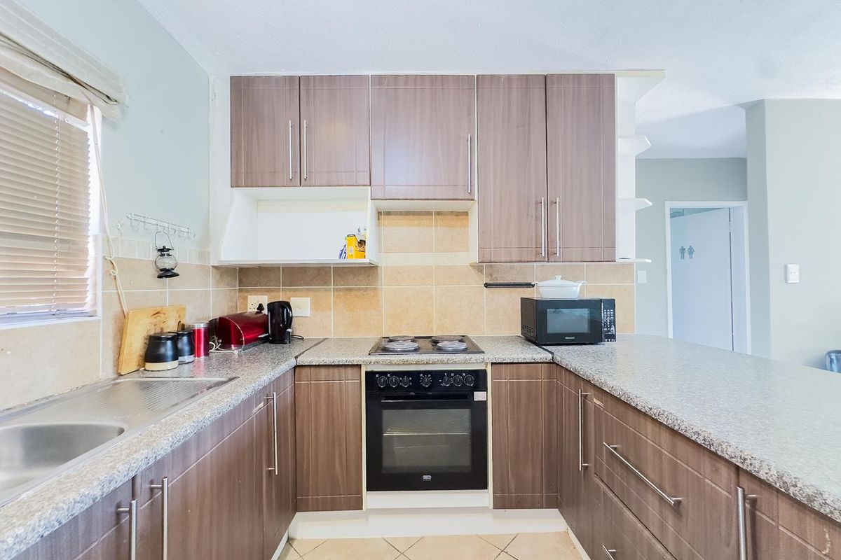 2 Bedroom Townhouse with a Private Garden - Photo 2