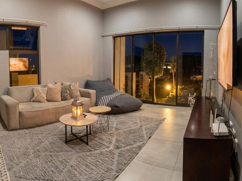 Single Level Contemporary Family Living on an Expansive 880sqm Stand - Photo 6