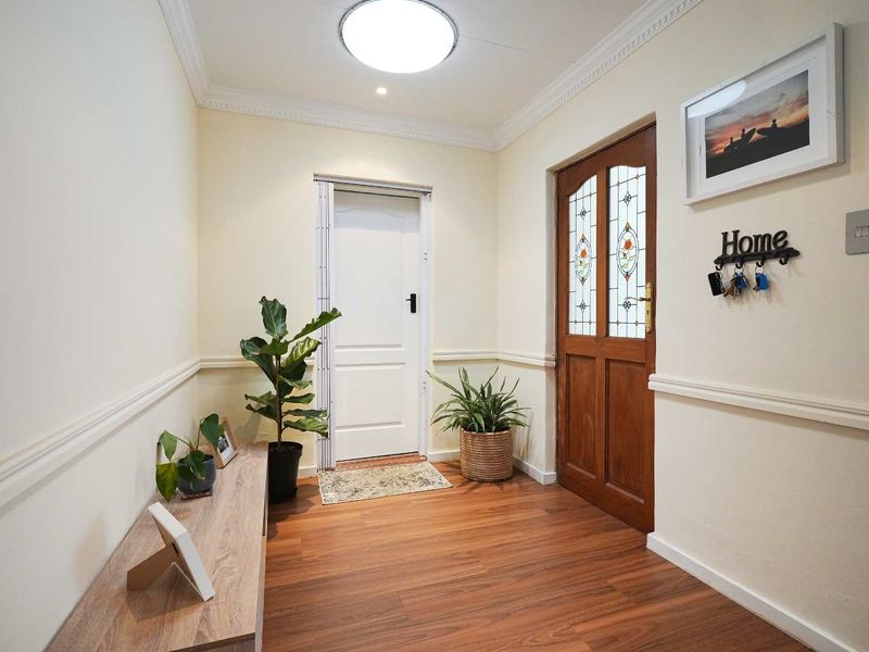 A beautiful family home in lovely Clubview over looking the gorgeous golf course. - Photo 9