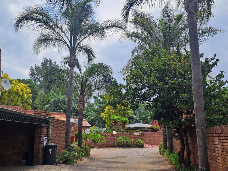 Full title house in a Complex for Sale in Die Hoewes! - Photo 2