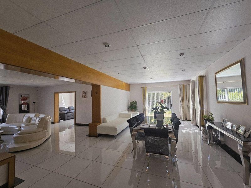 **Charming Sandstone and Plaster Family Home with Ample Space and Modern Amenities** - Photo 4