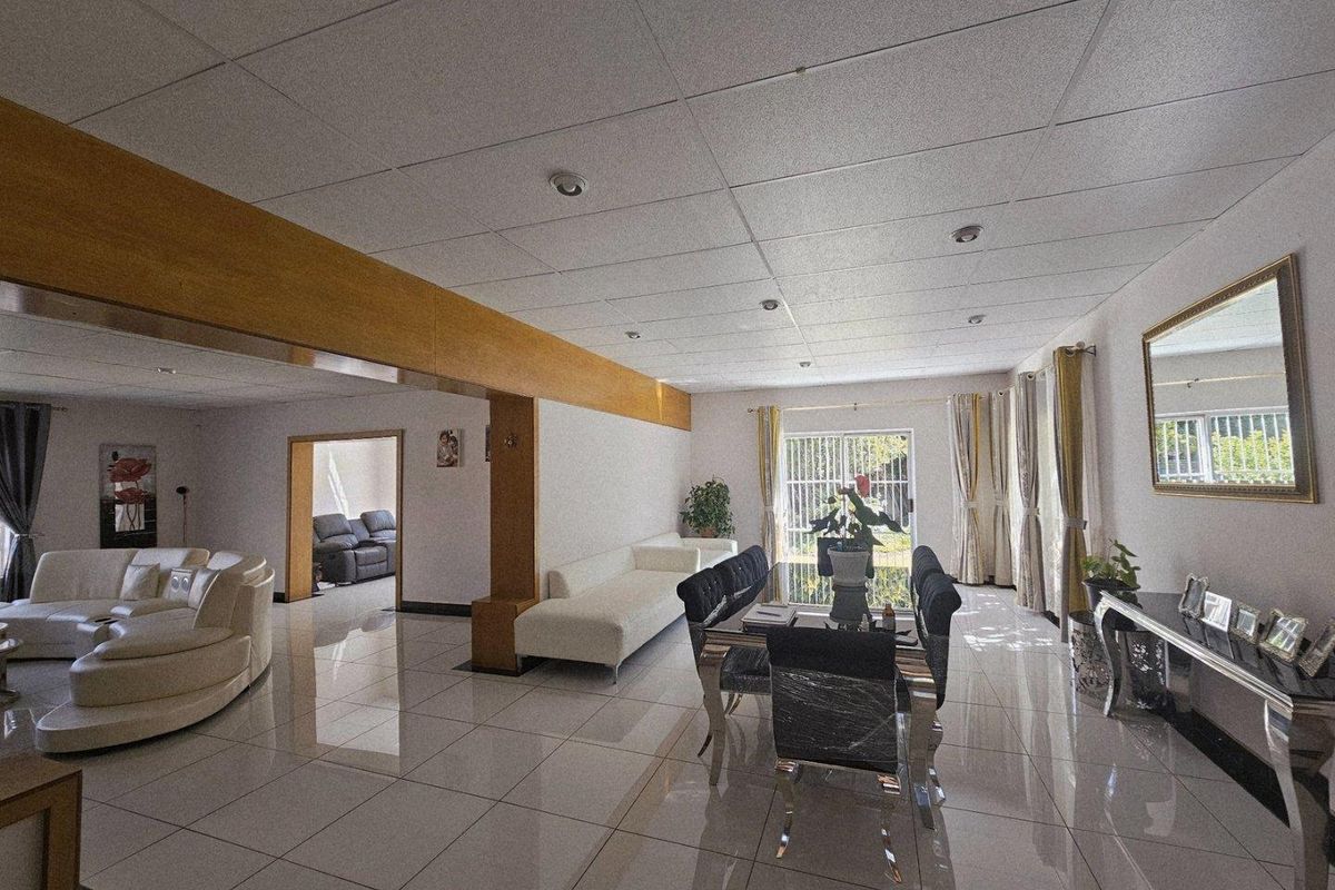 **Charming Sandstone and Plaster Family Home with Ample Space and Modern Amenities** - Photo 4