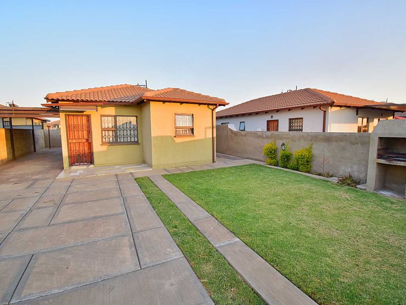 3 Bedroom, 2 Bathroom Home - Photo 6