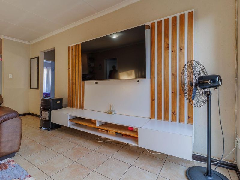Three bedroom simplex with double garage - Heuwelsig Estate - Centurion - Photo 2