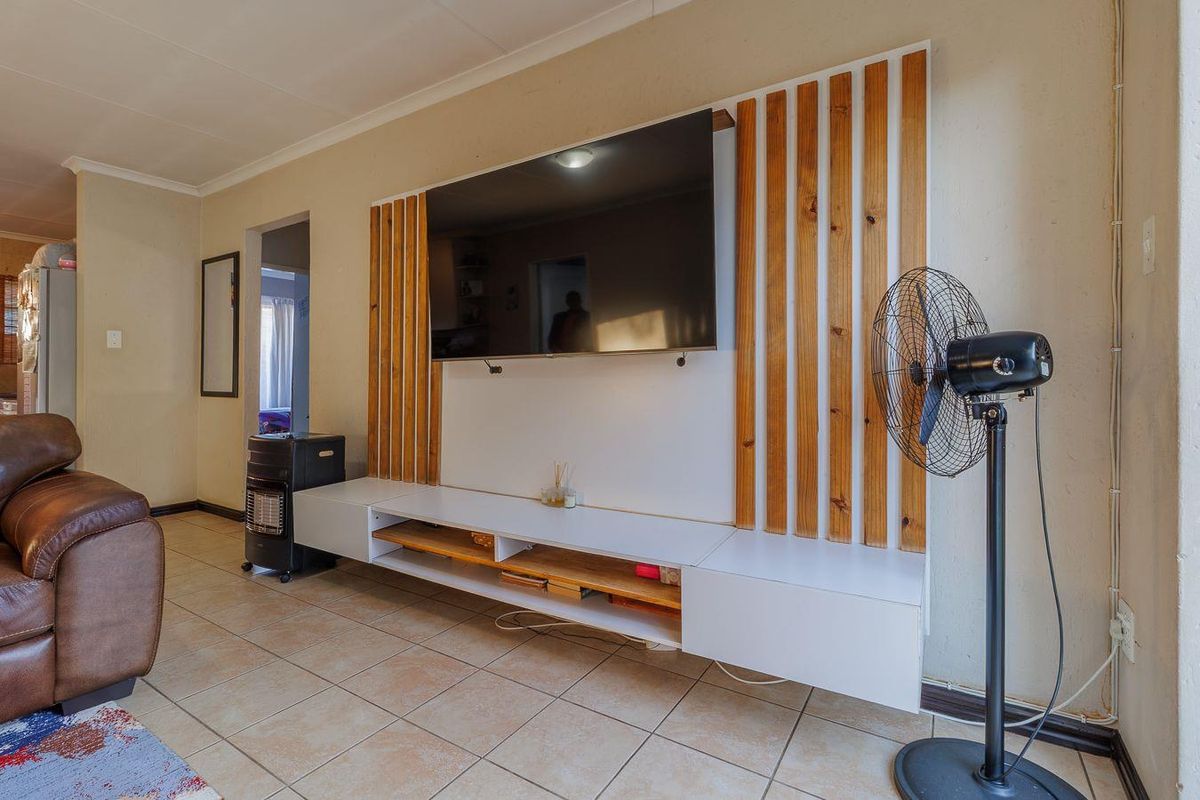 Three bedroom simplex with double garage - Heuwelsig Estate - Centurion - Photo 2
