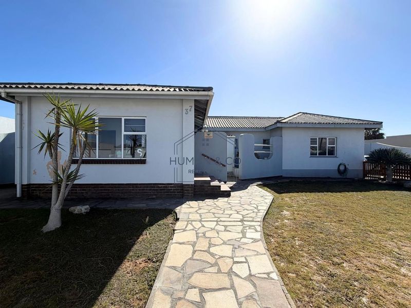 Spacious Family Home + 2-Bed Flat - Photo 2