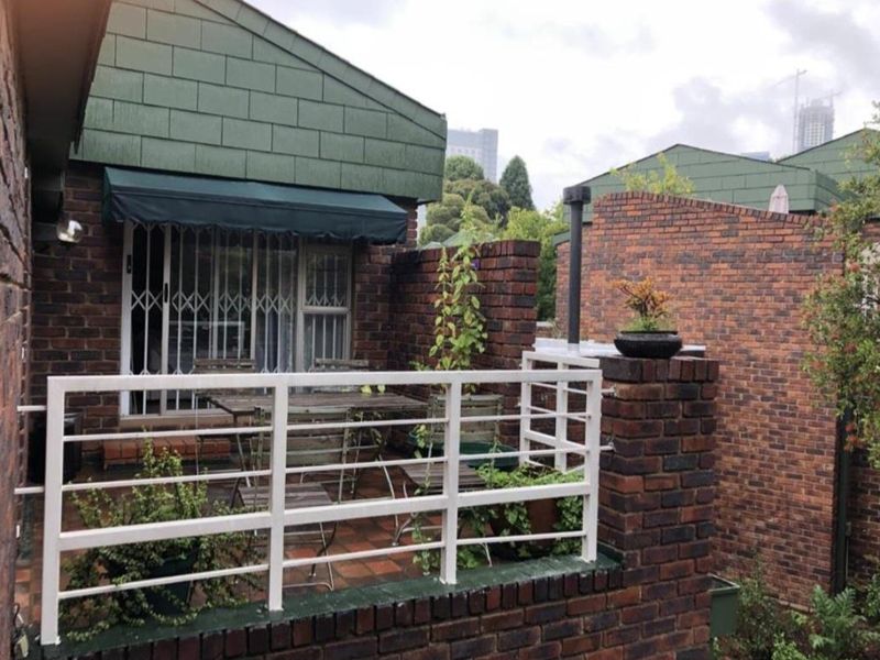 A BEAUTIFUL THREE BEDROOM TOWNHOUSE - Photo 10