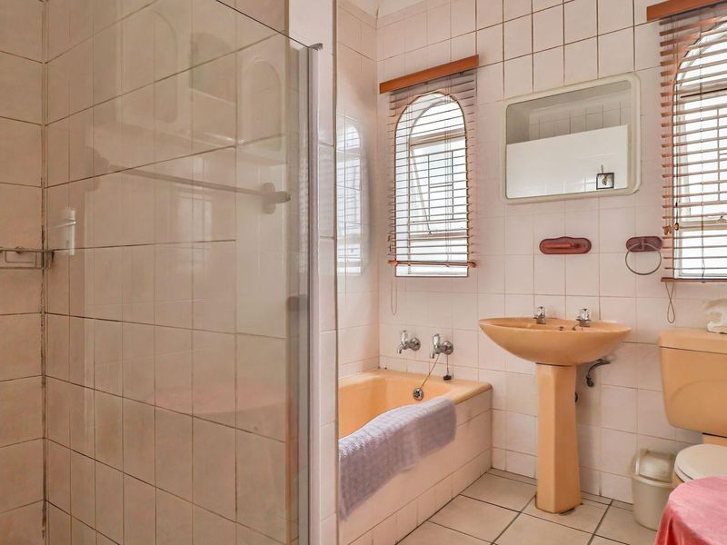 Spacious 9 Bedroom House (Guest House) in Muckleneuk - Photo 5