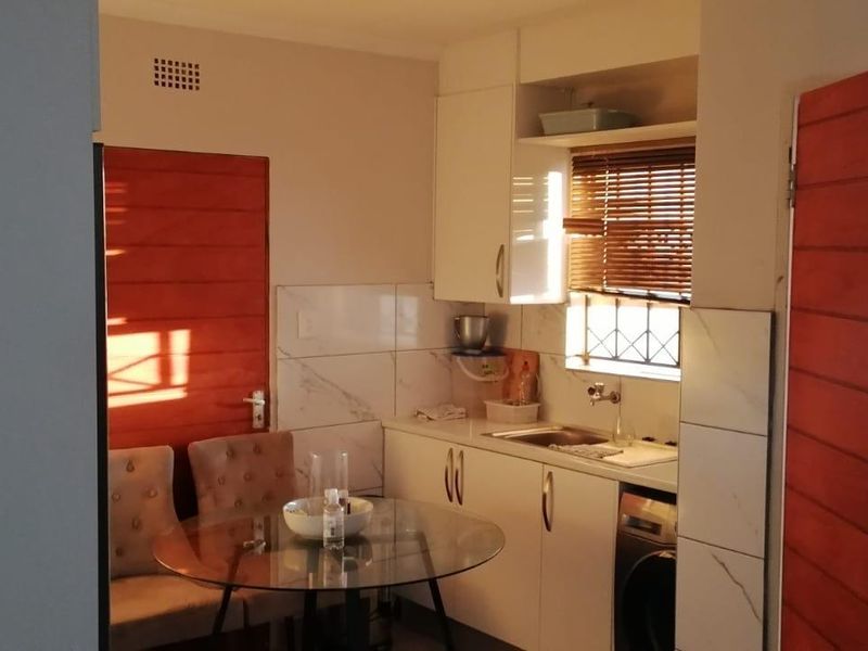 Riverside View R 1 250 000 For extended Families with 2 additional cottages. - Photo 2