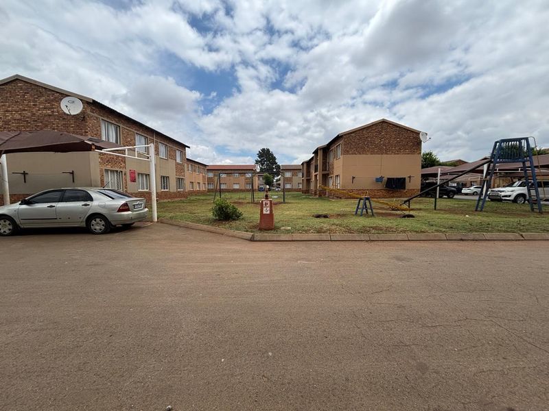 PRICED TO GO! 2 Bedroom 1 Bathroom Townhouse For sale in Protea Glen EXT 11 - Photo 6