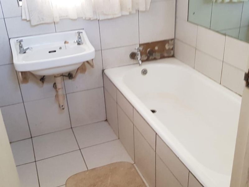 Cozy 2nd-Floor Unit Near Gautrain with Secure Parking - Photo 5