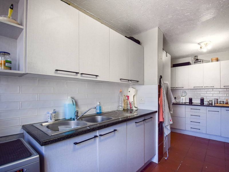 Spacious 3 bedroom property in a prime location - Faerie Glen - Photo 6