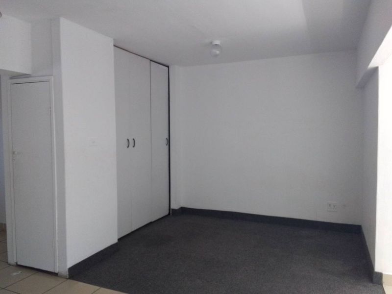 Cozy Bachelor Pad in Prime Location – Act Fast! - Photo 3