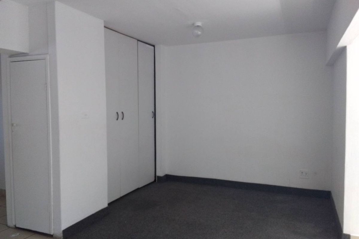 Cozy Bachelor Pad in Prime Location – Act Fast! - Photo 3