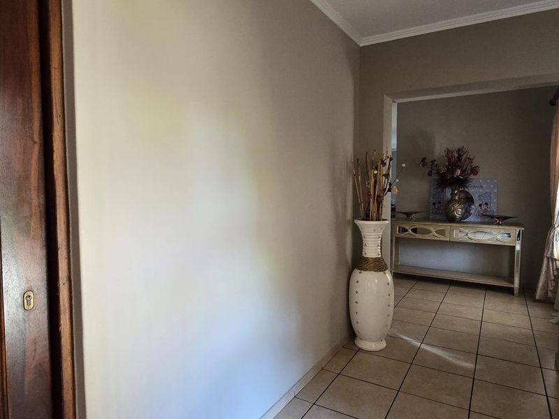 Stunning House In Rooihuiskraal Ext 22 - Photo 2