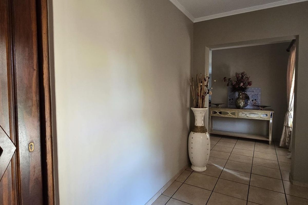 Stunning House In Rooihuiskraal Ext 22 - Photo 2