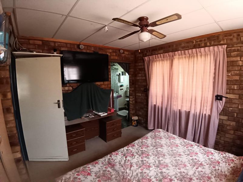 An excellent investment opportunity to transform this spacious 3-bedroom home into your ideal property. - Photo 9