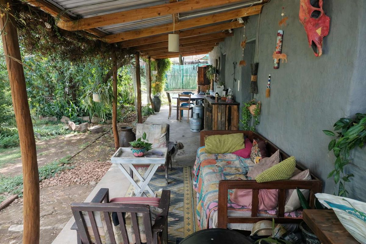 Modern Off-Grid Eco Home with Income Cottage – Prime Position in Bethulie - Photo 3