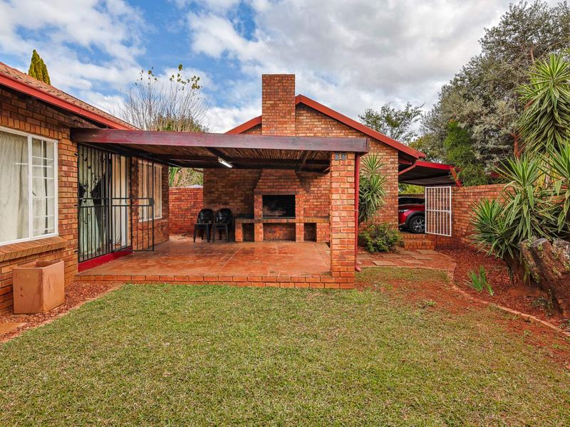 Charming 2 Bedroom Townhouse in Secure Complex – Ideal for Homeowners & Investors Alike - Photo 1