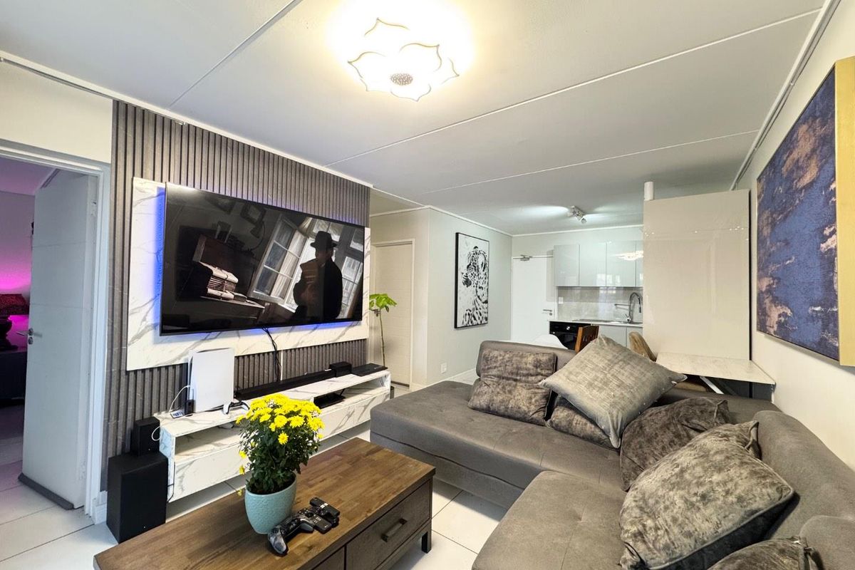 Ground Floor 2 Bedroom Apartment with Private Garden - Photo 2