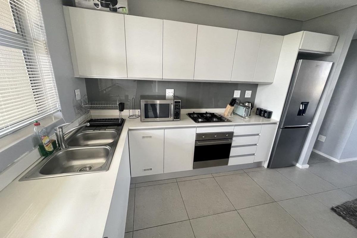 Hendra - Luxury 3 Bed, 3 Bath Apartment with Sea Views & Large Balcony - Photo 3