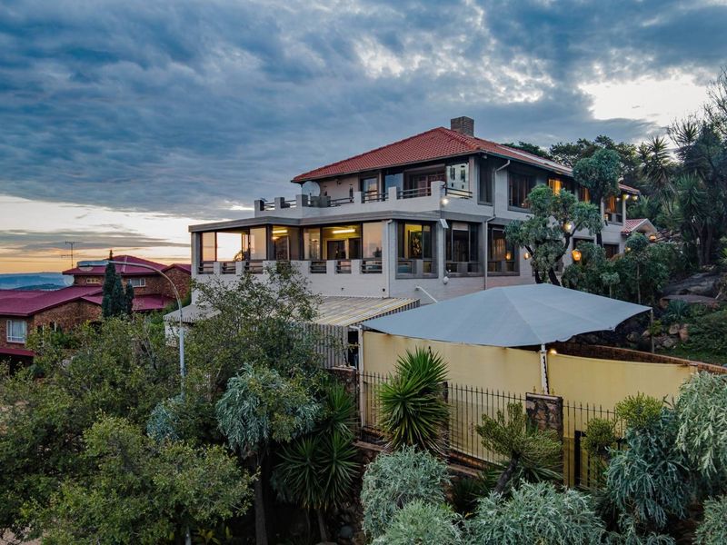 DISTINGUSHED HOME FOR THE DISCERNING FAMILY - Photo 3