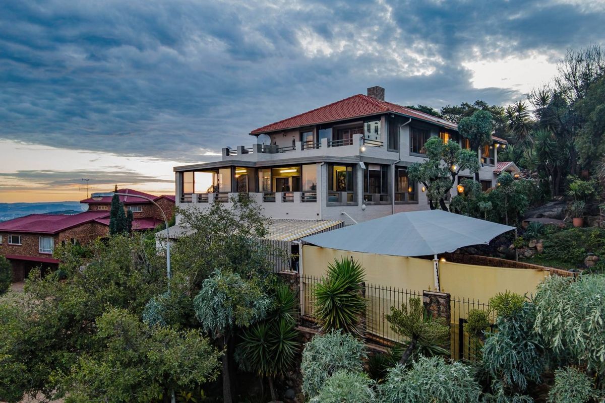 DISTINGUSHED HOME FOR THE DISCERNING FAMILY - Photo 3