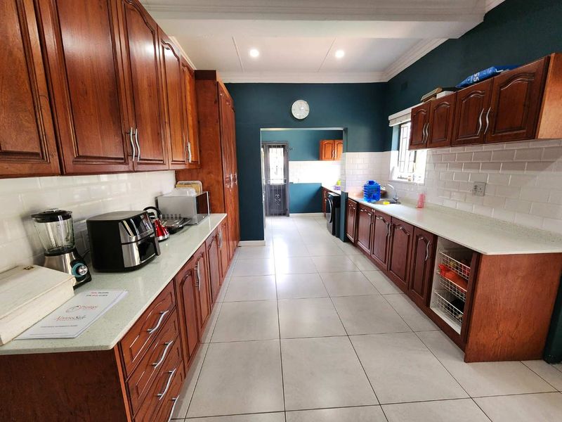 Charming 4-Bedroom Family Home to Rent in Rietondale (No Loadshedding Area) - Photo 2