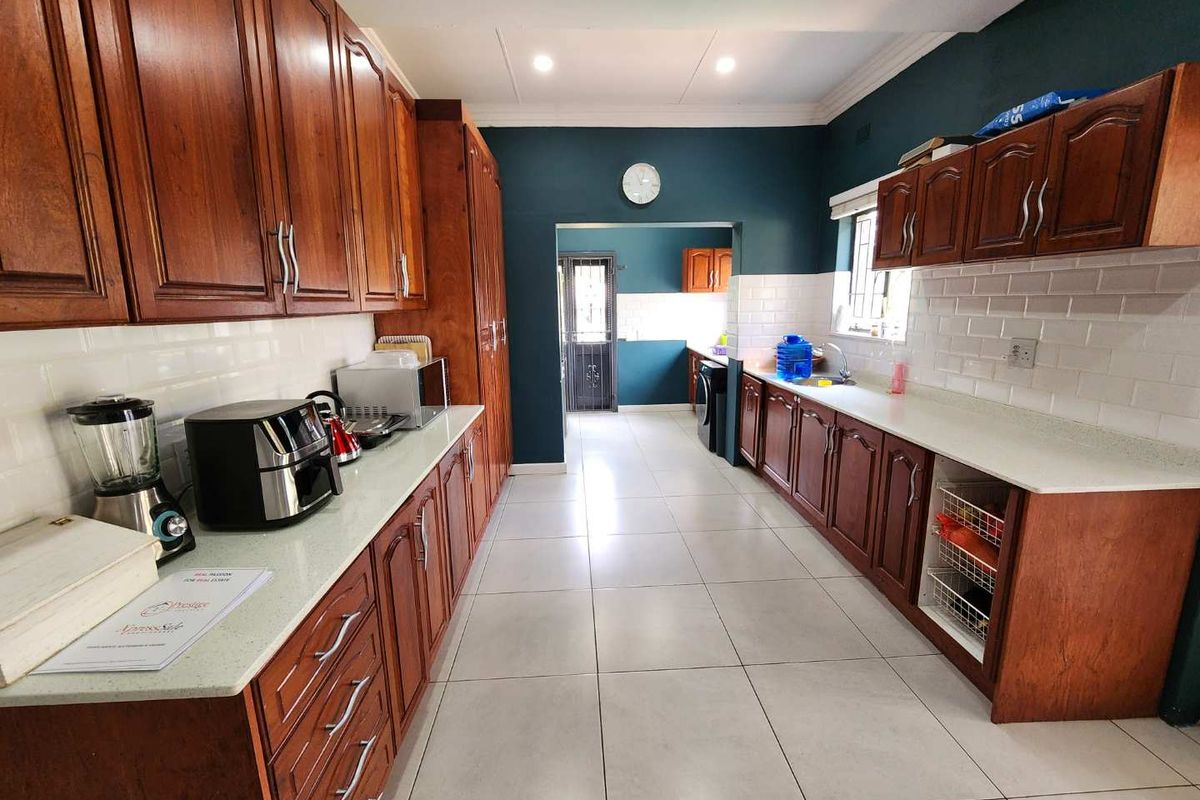 Charming 4-Bedroom Family Home to Rent in Rietondale (No Loadshedding Area) - Photo 2