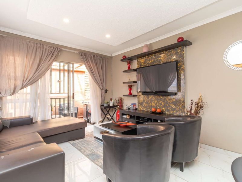 Modern, Pet-Friendly 3BR Townhouse with Garage & private Garden in Honeypark - Photo 8