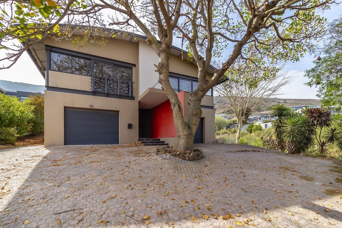 Secure Family Home in Exclusive Baronetcy Estate Plattekloof - Photo 2