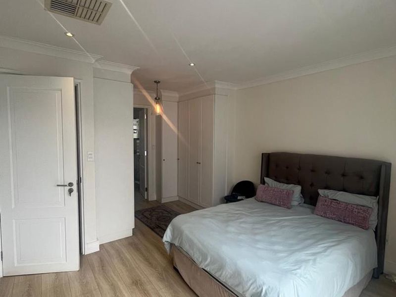 Hyde Park Château Villa ~ A Quiet Expression of Legacy - Photo 8