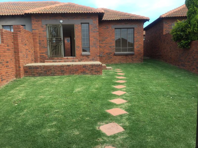 Townhouse in secure complex with 2 tiled bedrooms - Photo 4