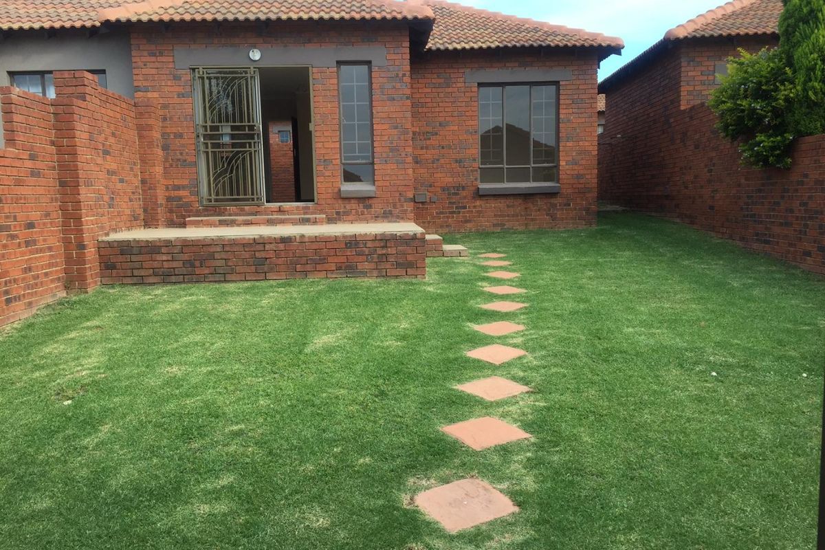 Townhouse in secure complex with 2 tiled bedrooms - Photo 4