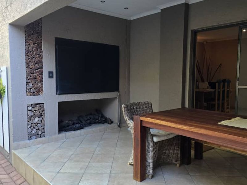 Stunning house at Windhoek Country Club - Photo 6