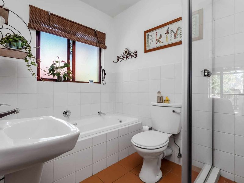 TOP FLOOR APARTMENT, BOASTING LOADS OF NAURAL LIGHT, HIGH CEILINGS AND IN A FANTASTIC LOCATION - Photo 10