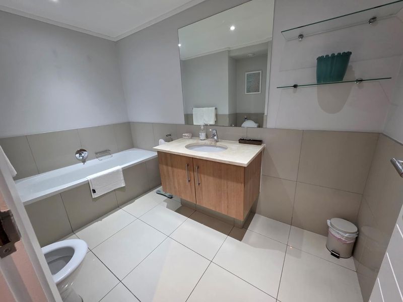 Fabulous Modern Upmarket Apartment. Available Immediately! - Photo 7