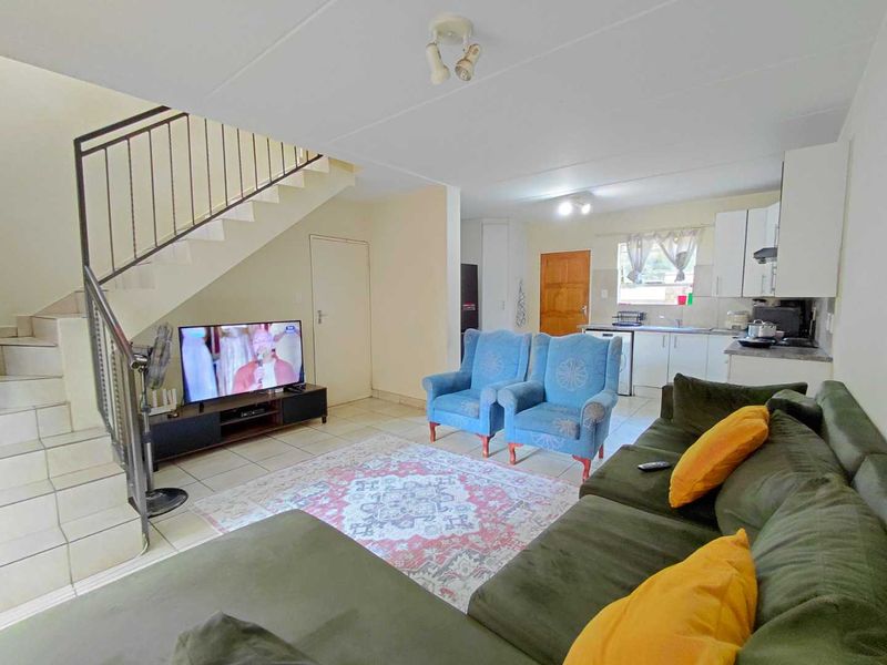 3 Bedroom 2-Bathroom Townhouse in Wilgeheuwel, Roodepoort, Gauteng - Photo 6