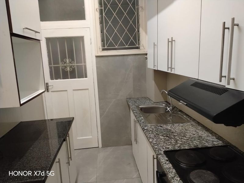 2 - bedroom, newly renovated beachfront apartment. - Photo 8