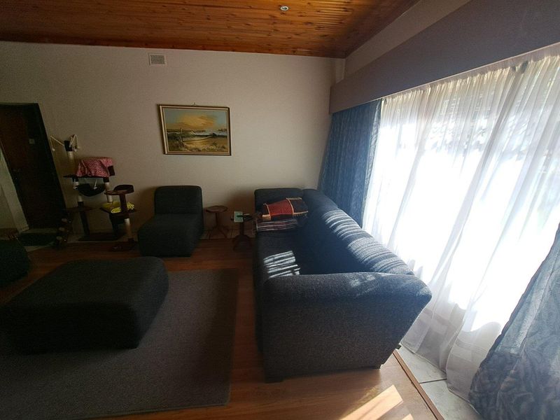 Spacious 3-Bedroom Home with 3 Bed Flatlet in Prime Waverley Location - Photo 5