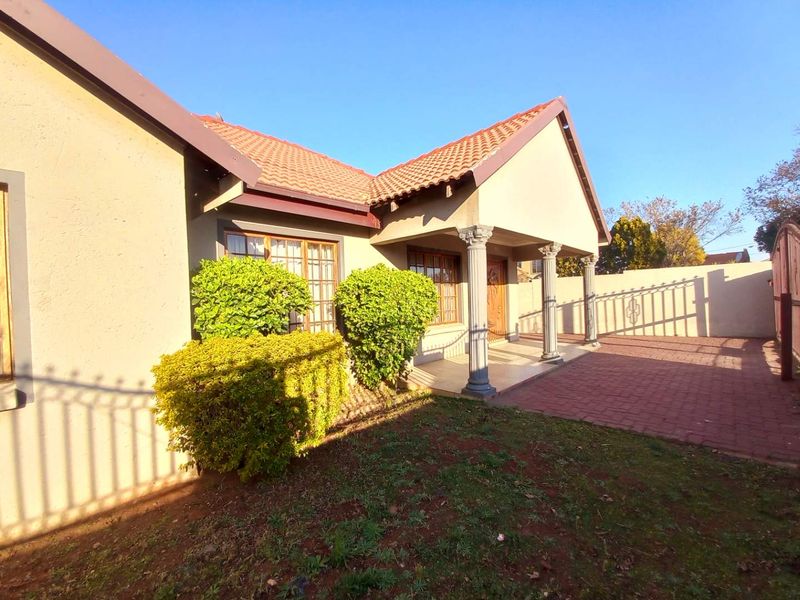 Three bedrooms house for sale in Atteridgeville - Photo 2