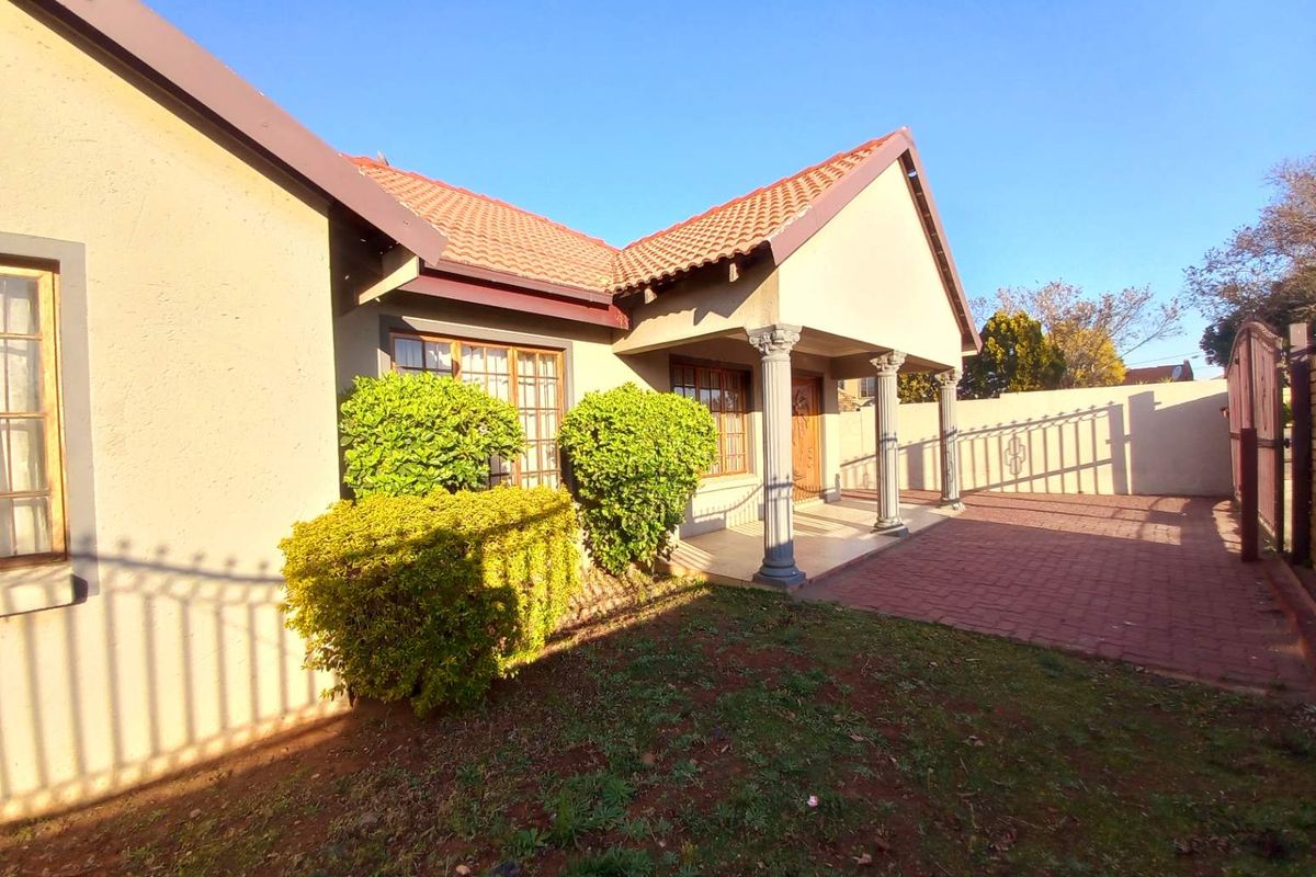 Three bedrooms house for sale in Atteridgeville - Photo 2