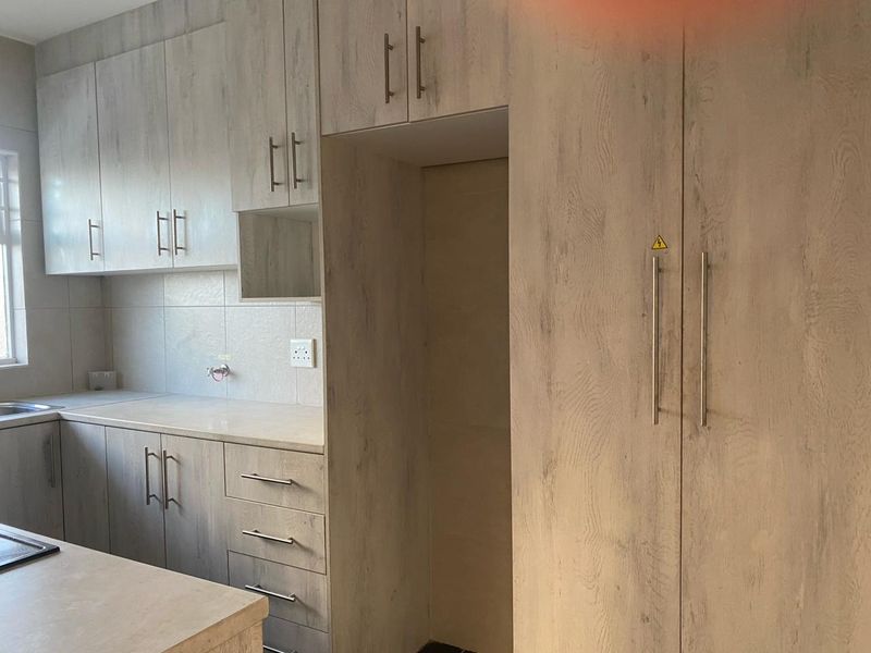 Two bedroom rental in Plumstead - Photo 3