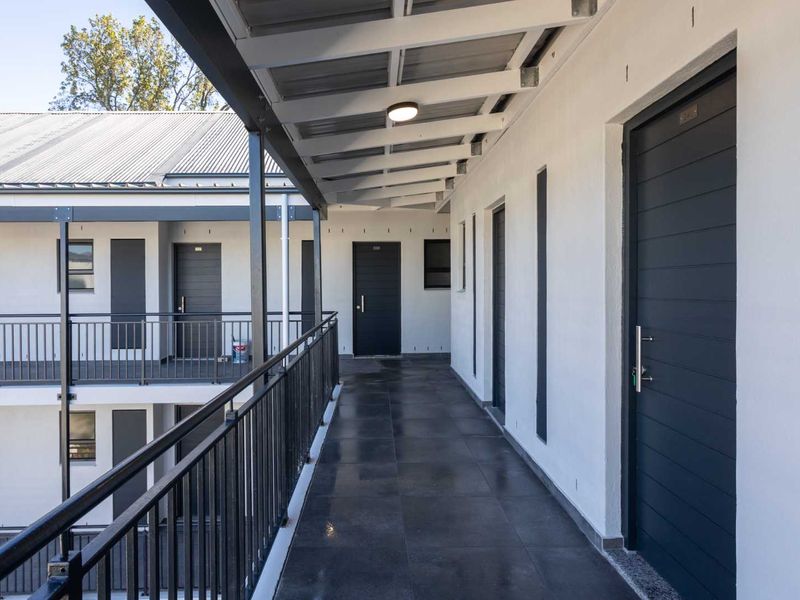 Modern Studio Apartment with Mountain Views - Ideal Investment Opportunity - Photo 2