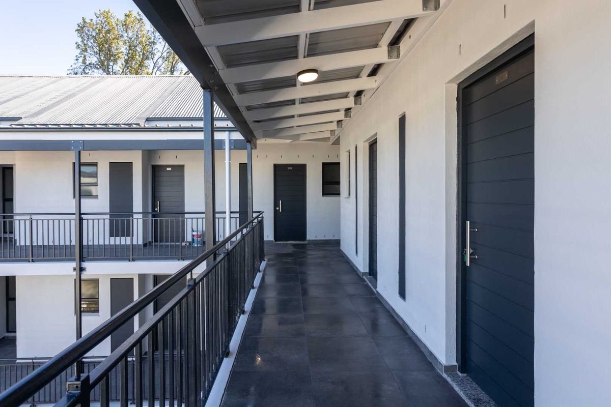 Modern Studio Apartment with Mountain Views - Ideal Investment Opportunity - Photo 2