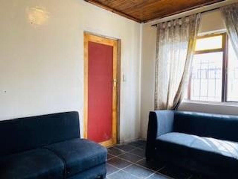 2 Bedroom Home in Velapi Crescent, Nonqubela, Khayelitsha - Photo 2