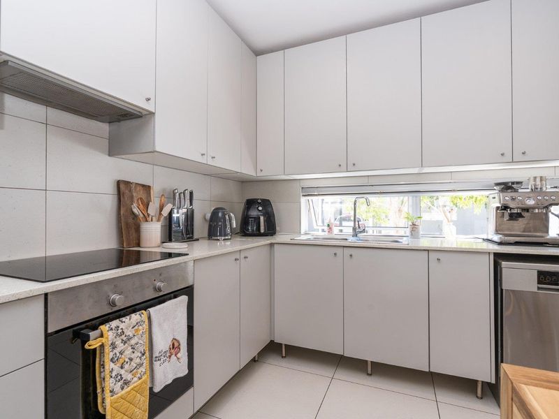 Stylish 3 Bed | 2.5 Bath | Garage + Covered Parking | in secure Somerset Lakes - Photo 5