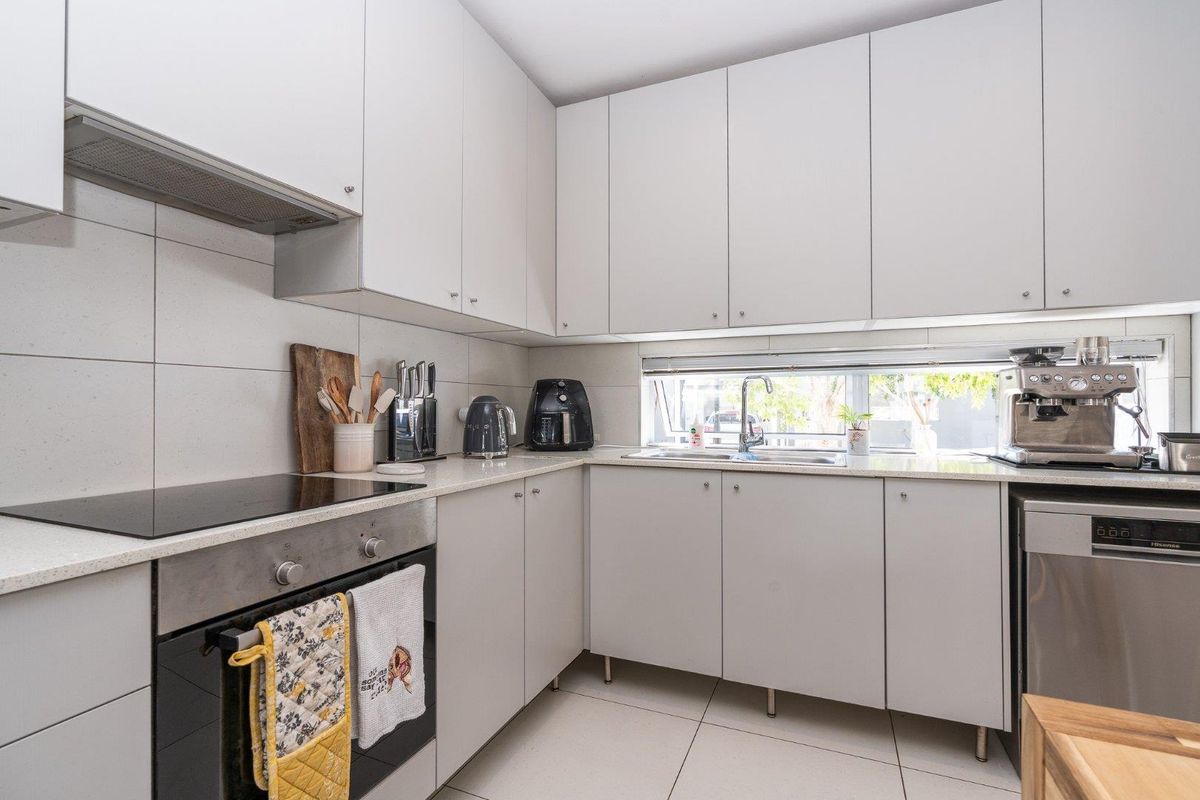 Stylish 3 Bed | 2.5 Bath | Garage + Covered Parking | in secure Somerset Lakes - Photo 5